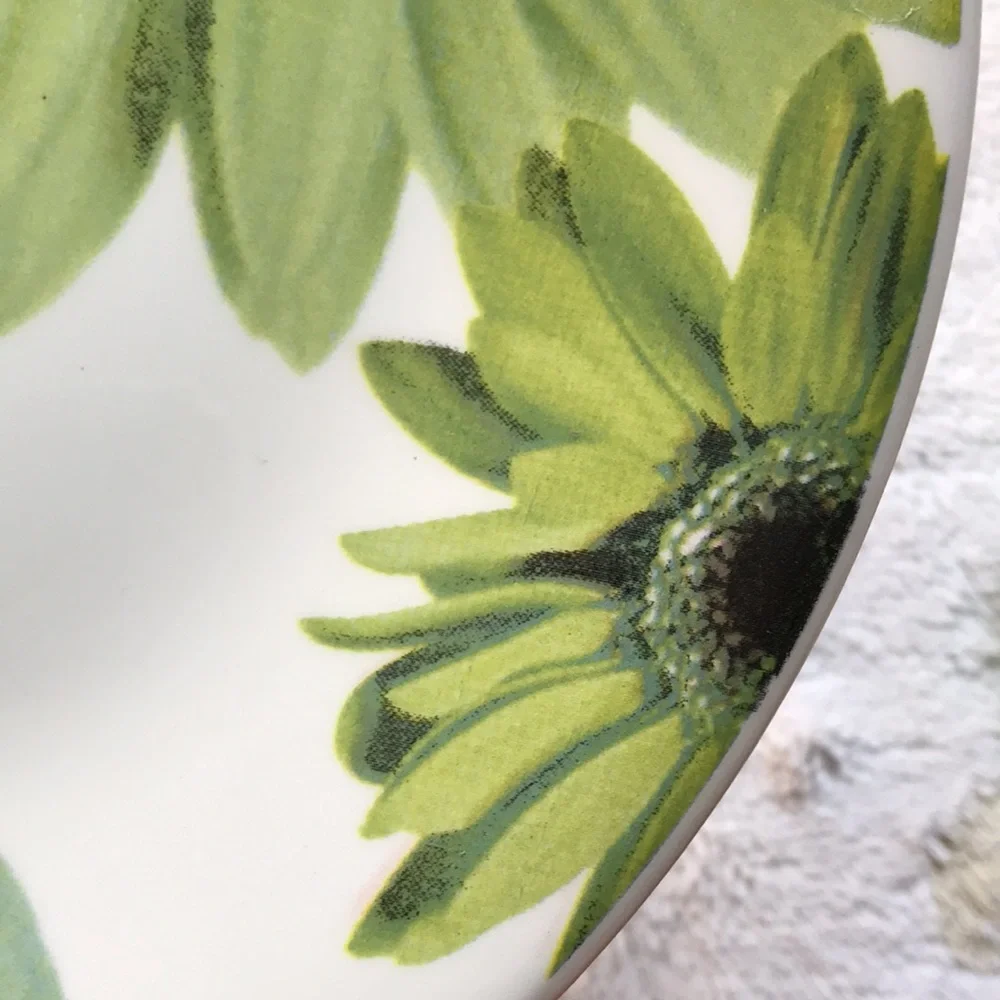Crate & Barrel Gerber Daisy Buffet Plate made in Italy shades of green